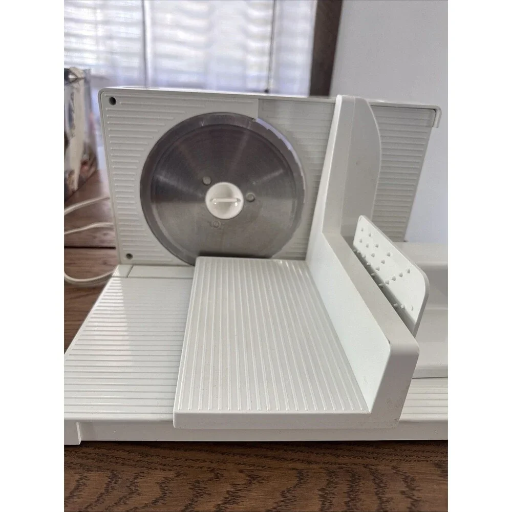 Toastmaster  Sandwich  Center Meat And Bread Slicer And Deli Snacks , Model 6121